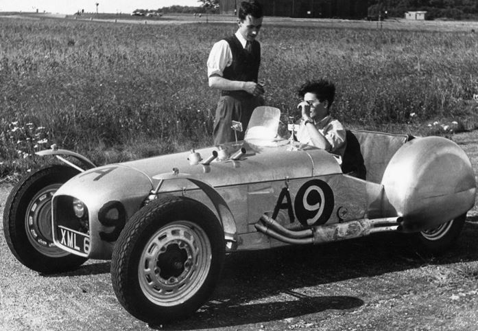 Colin Chapman près d’une Lotus Mk VI au début de l’histoire de Lotus dans les années 1950