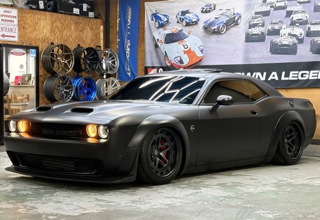 Dodge Challenger Hellcat noire préparée dans un atelier américain