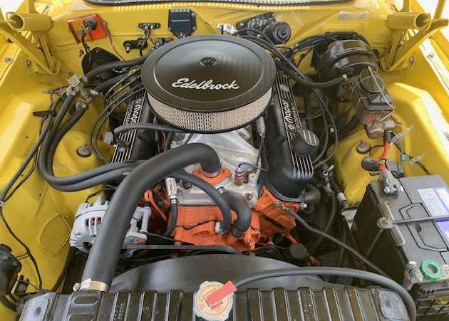 Moteur V8 Dodge Challenger équipé d’un filtre Edelbrock