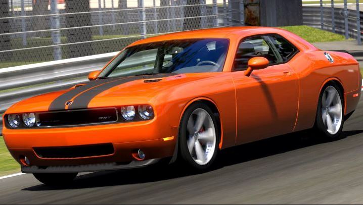 Dodge Challenger SRT8 orange à bandes noires vue trois quarts avant sur circuit