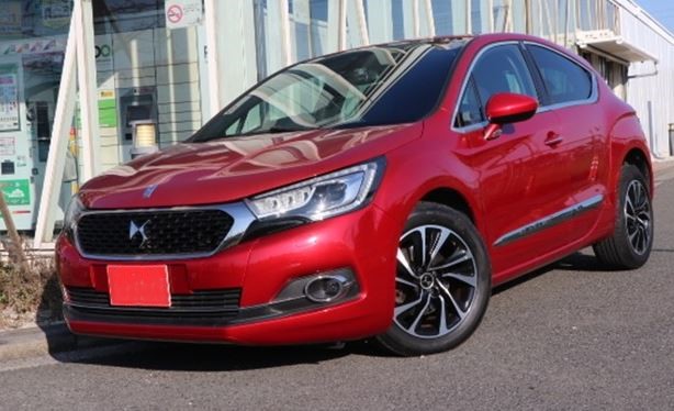DS 4 rouge première génération stationnée devant une concession