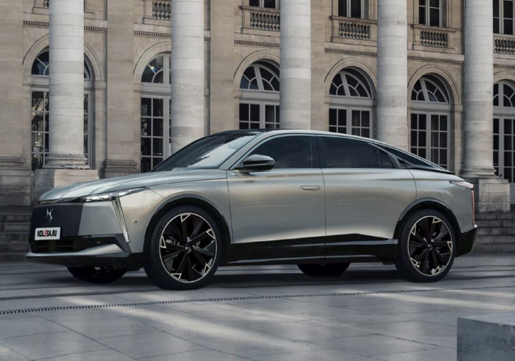 Concept DS N°8 électrique gris vu de profil devant bâtiment classique