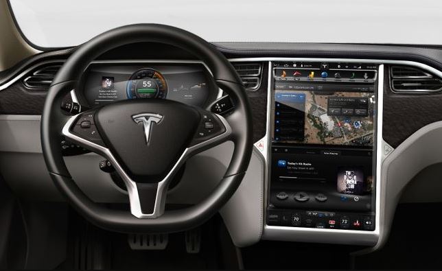 Grand écran tactile sur planche de bord de voiture moderne Tesla S