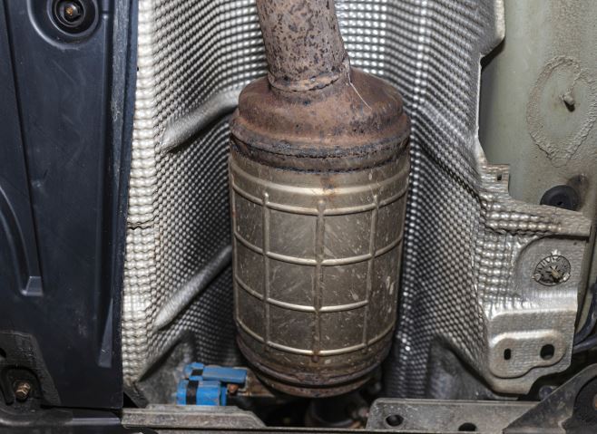 Filtre à particules diesel installé sous une voiture sur la ligne d’échappement