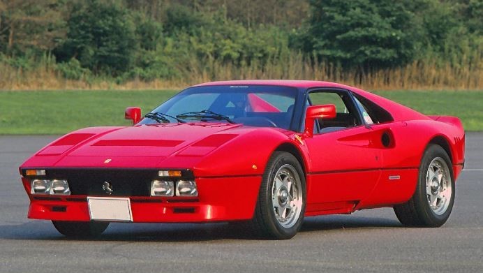 Ferrari 288 GTO rouge vue avant trois quarts sur piste