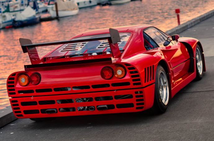 Ferrari 288 GTO Evoluzione rouge vue arrière avec immense aileron fixe