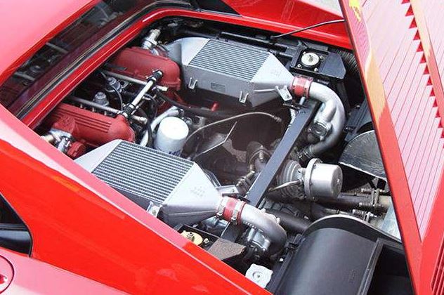 Moteur V8 biturbo de Ferrari 288 GTO visible sous le capot arrière