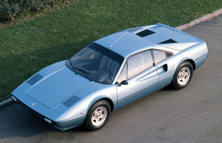 Ferrari 308 GTB grise vue plongeante avant trois quarts