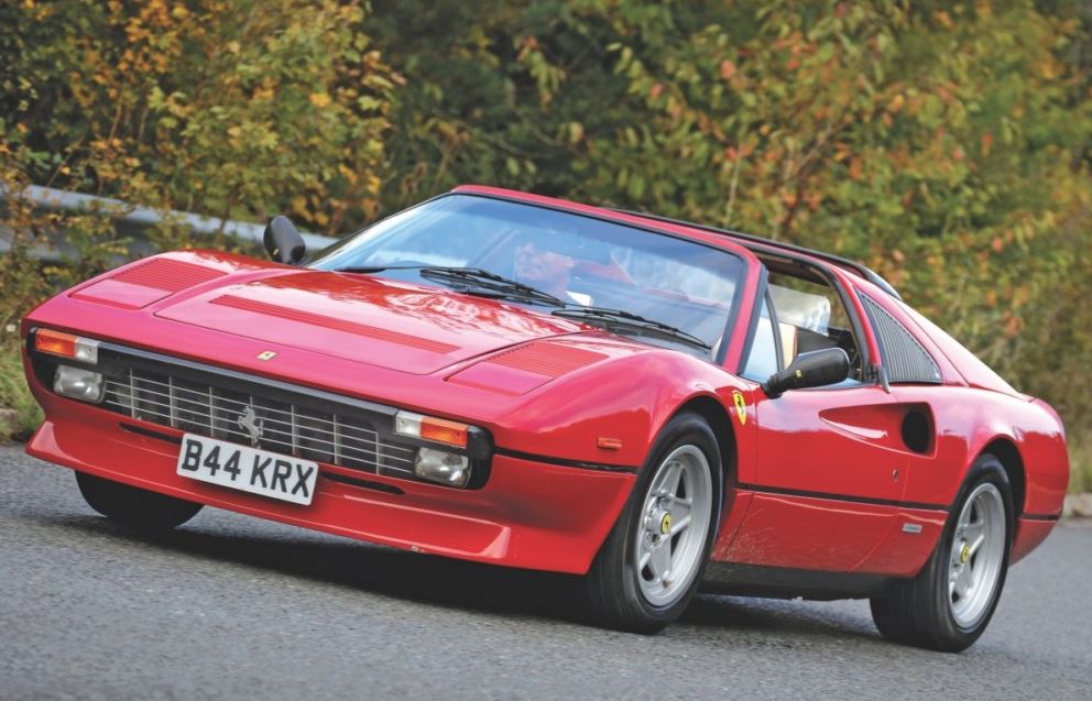 Ferrari 308 GTS rouge roulante vue avant trois quarts