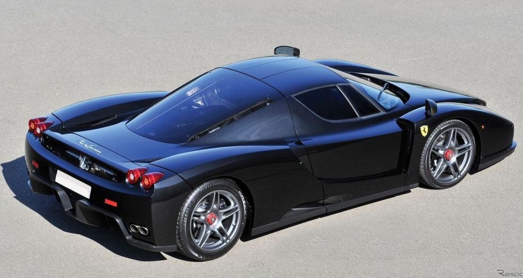 Ferrari Enzo noire vue arrière ligne aérodynamique supercar