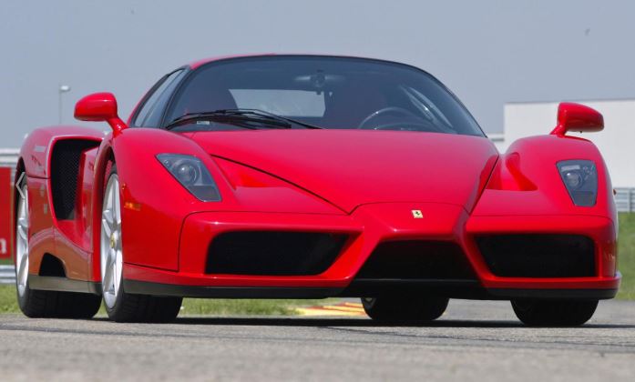 habitacle Ferrari Enzo cockpit inspiré Formule 1 sièges baquets rouges