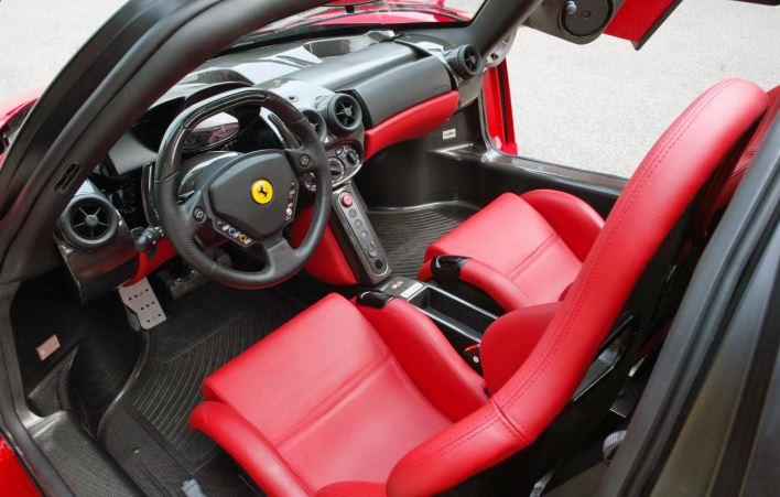 habitacle Ferrari Enzo cockpit inspiré Formule 1 sièges baquets rouges