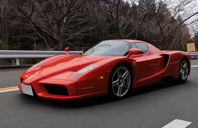 Ferrari Enzo rouge en roulage supercar de collection sur route