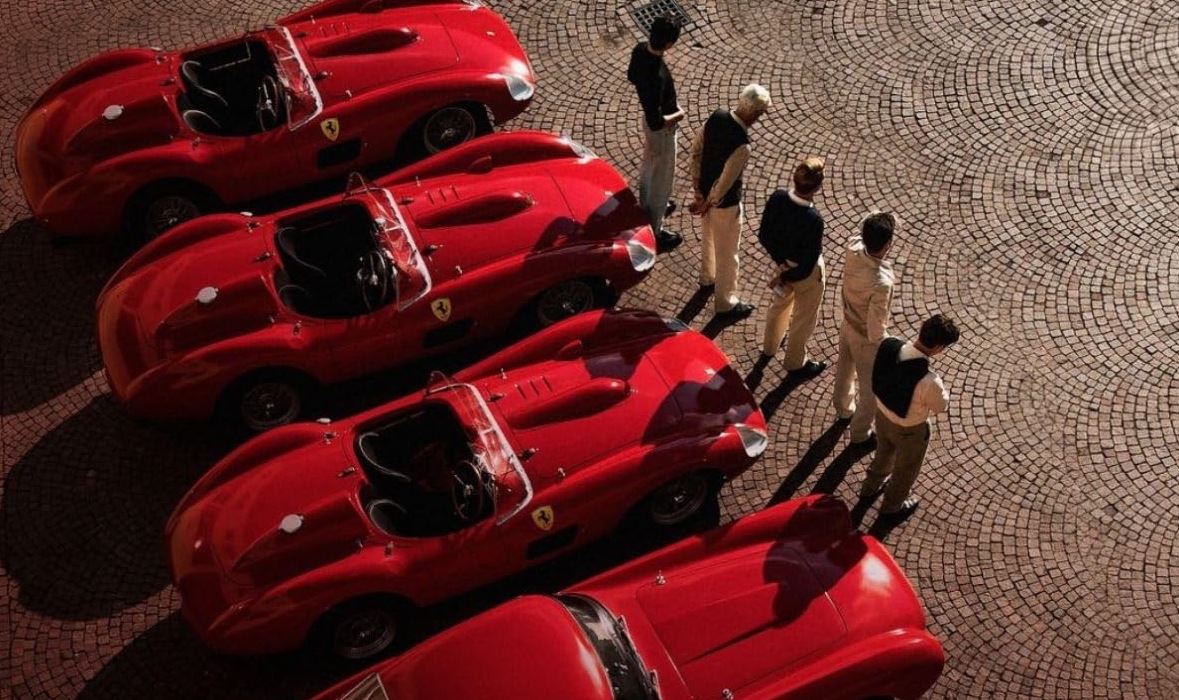 Ferrari film 2023 avec alignement de voitures de course rouges sur pavés italiens