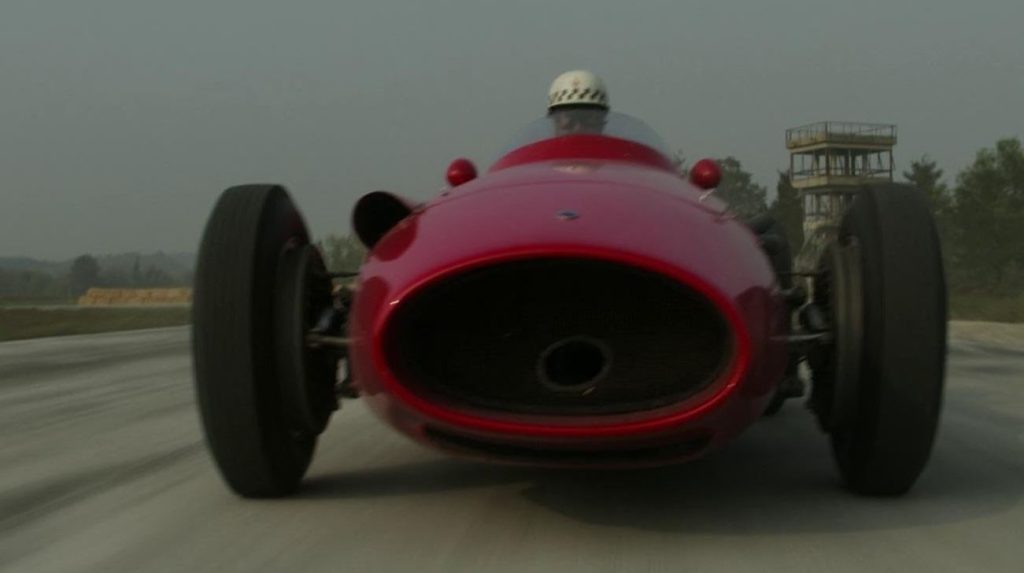 Ferrari film 2023 monoplace rouge lancée à pleine vitesse sur circuit