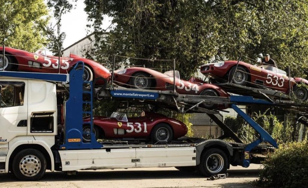 Ferrari film 2023 transport des voitures de course sur camion atelier