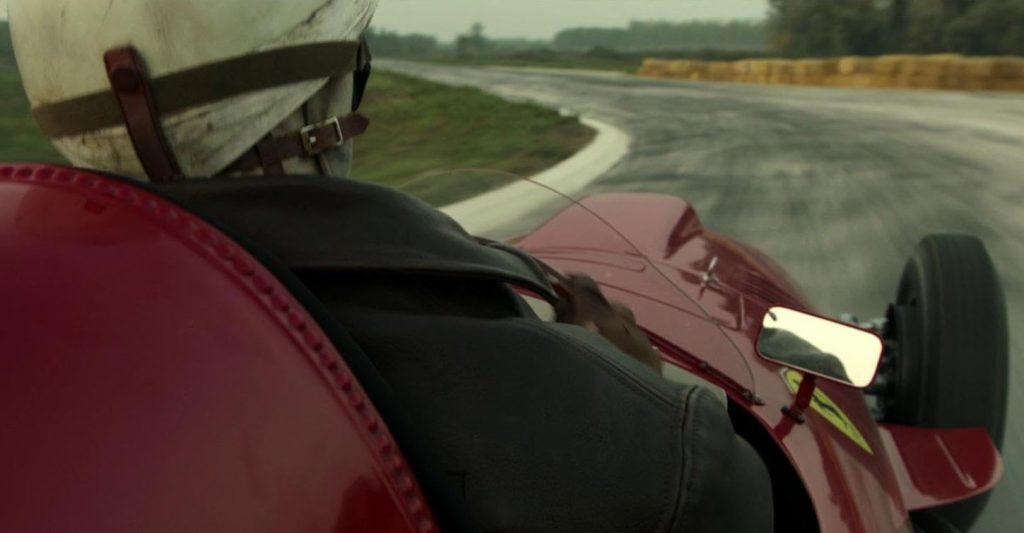 Ferrari film 2023 vue depuis le cockpit d'une voiture de course ancienne