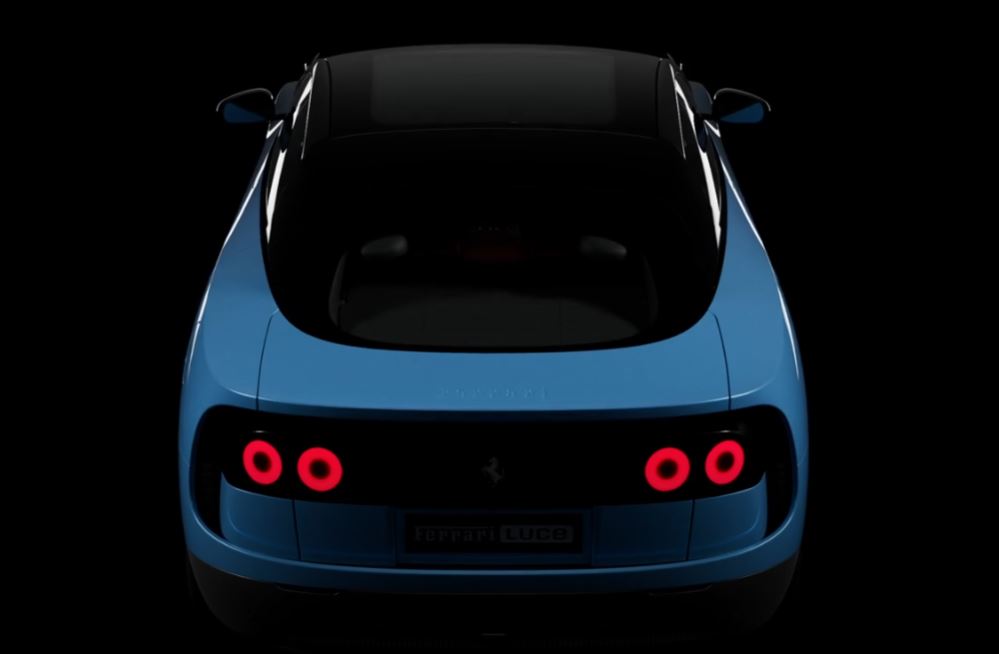 Arrière de la Ferrari Luce avec doubles feux ronds et bandeau noir