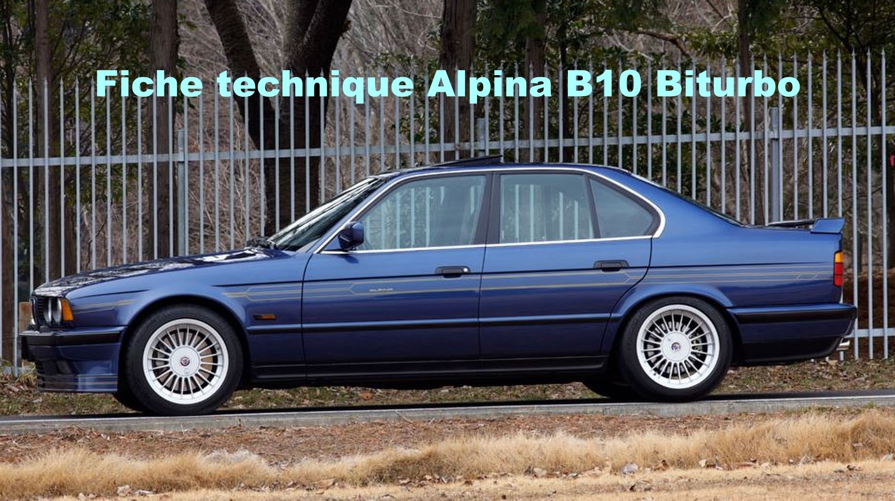 BMW Alpina B10 Biturbo bleue avec texte fiche technique Alpina B10 Biturbo sur l’image.