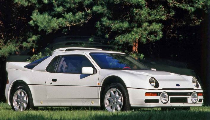 Ford RS200 blanche photographiée de face avec projecteurs additionnels