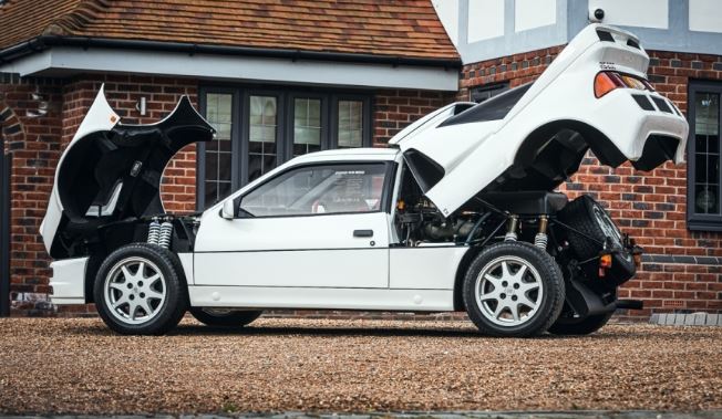 Ford RS200 avec capots avant et arrière ouverts montrant sa structure