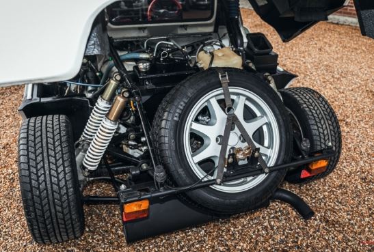 Compartiment arrière de Ford RS200 avec suspension et roue de secours