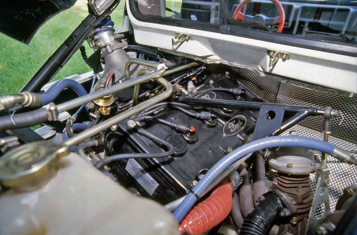 Moteur turbo de Ford RS200 installé en position centrale arrière