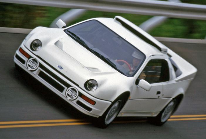 Ford RS200 blanche en roulage rapide sur route de montagne