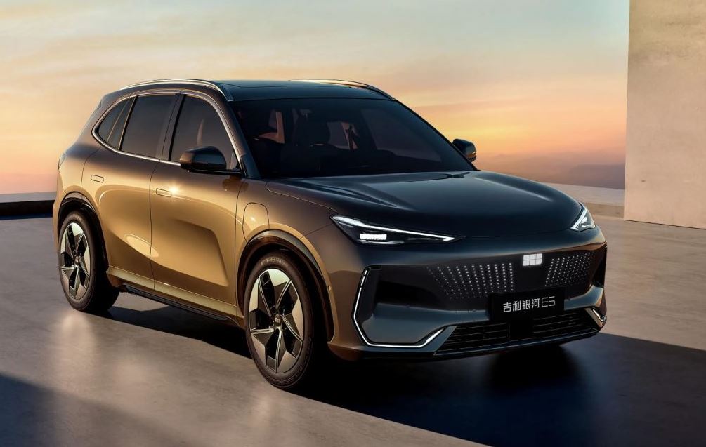 Geely E5 vue avant trois quarts au coucher du soleil