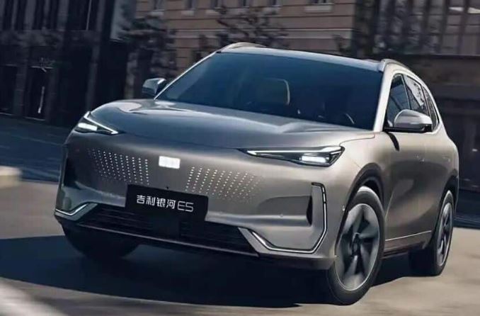 Geely E5 gris roulant en ville vue avant trois quarts
