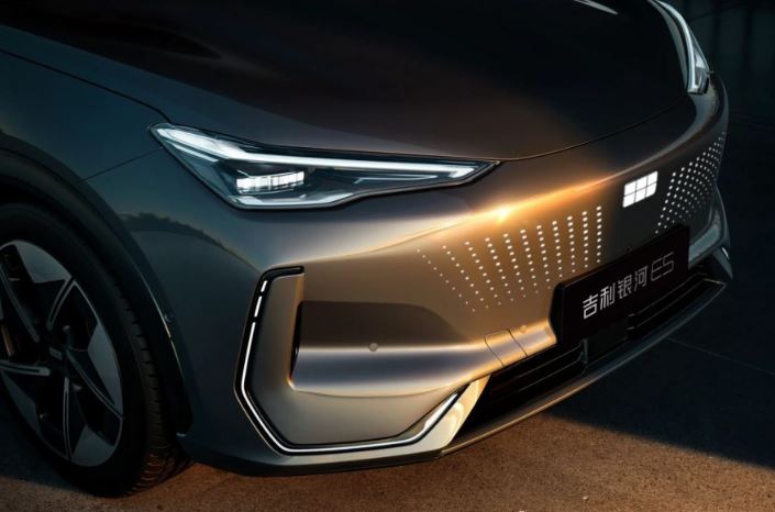 Face avant du Geely E5 avec signature lumineuse LED