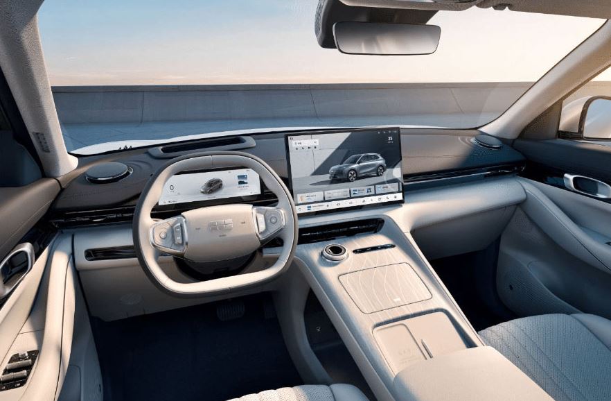 Intérieur du Geely E5 avec écran central et cockpit numérique