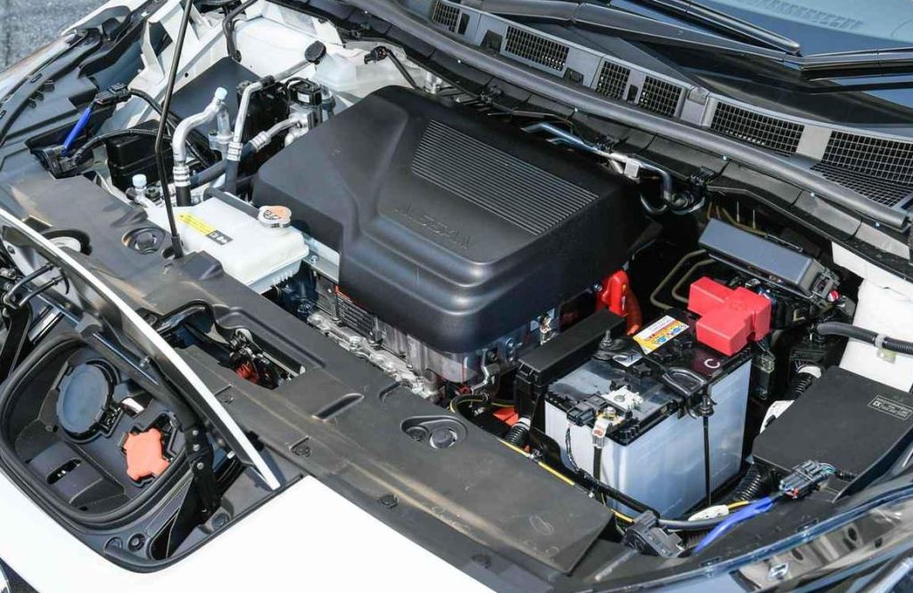 Batterie 12V et électronique de gestion dans compartiment moteur Nissan