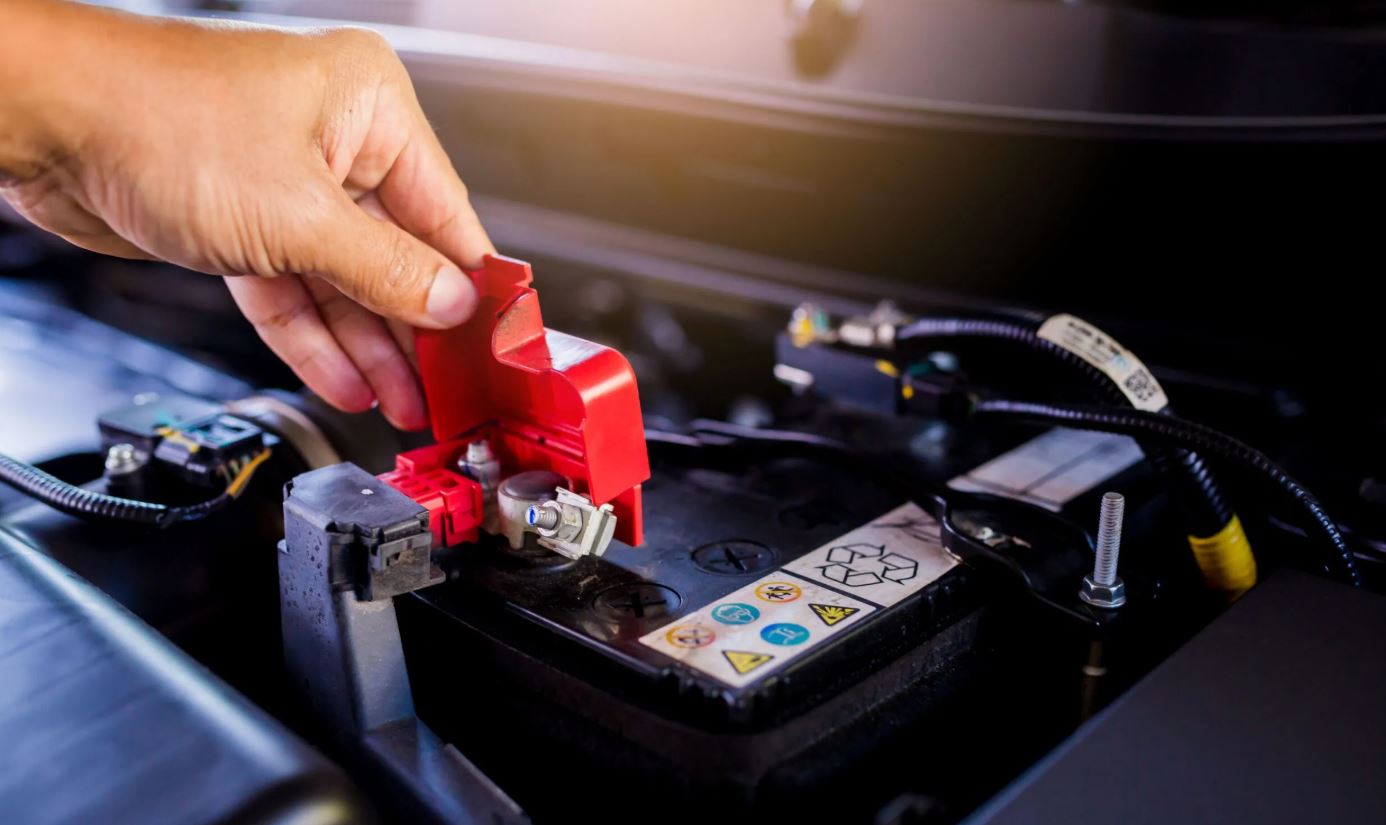 Gestion électronique batterie 12V moderne dans compartiment moteur thermique