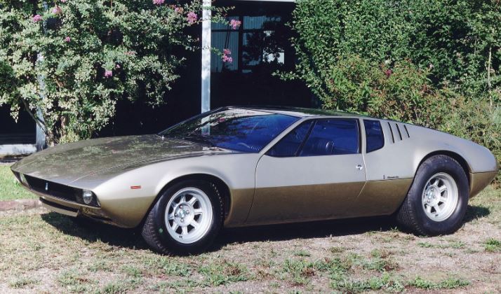 De Tomaso Mangusta beige photographiée de profil dans un jardin