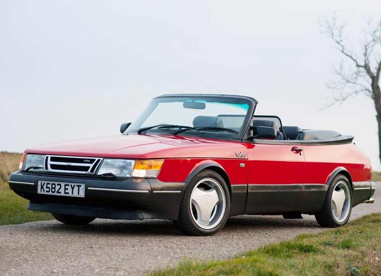 Saab 900 Turbo Cabriolet rouge  sur route de campagne