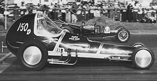 Dragster historique américain en pleine course d’accélération dans les années 1960