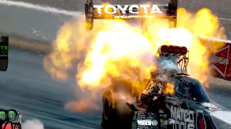Dragster Top Fuel projetant d’immenses flammes lors d’une accélération