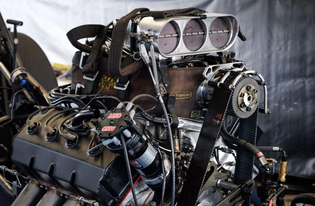 Moteur V8 compressé de dragster Top Fuel avec énorme compresseur mécanique