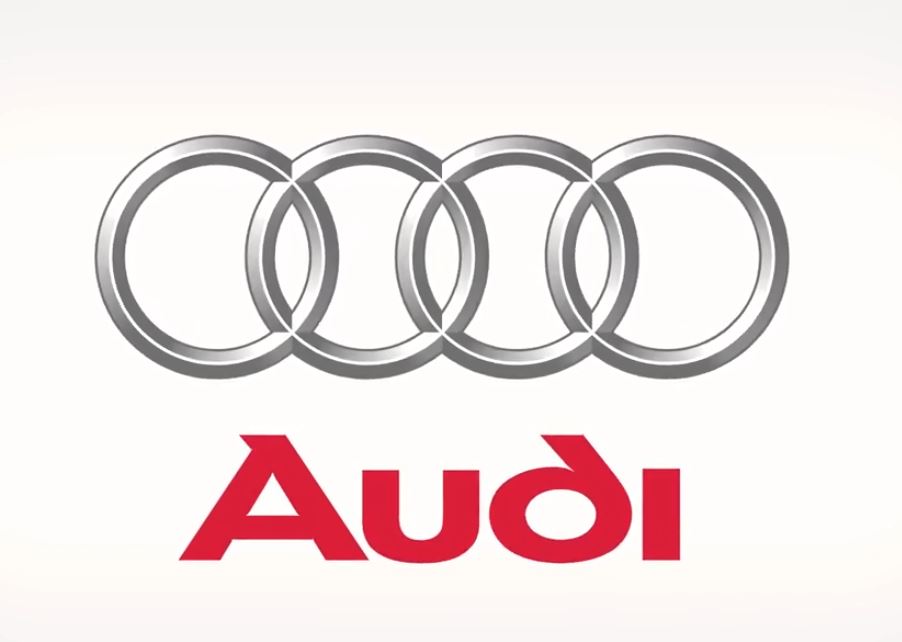 Logo Audi utilisé entre 1995 et 2009 avec anneaux chromés et lettrage rouge