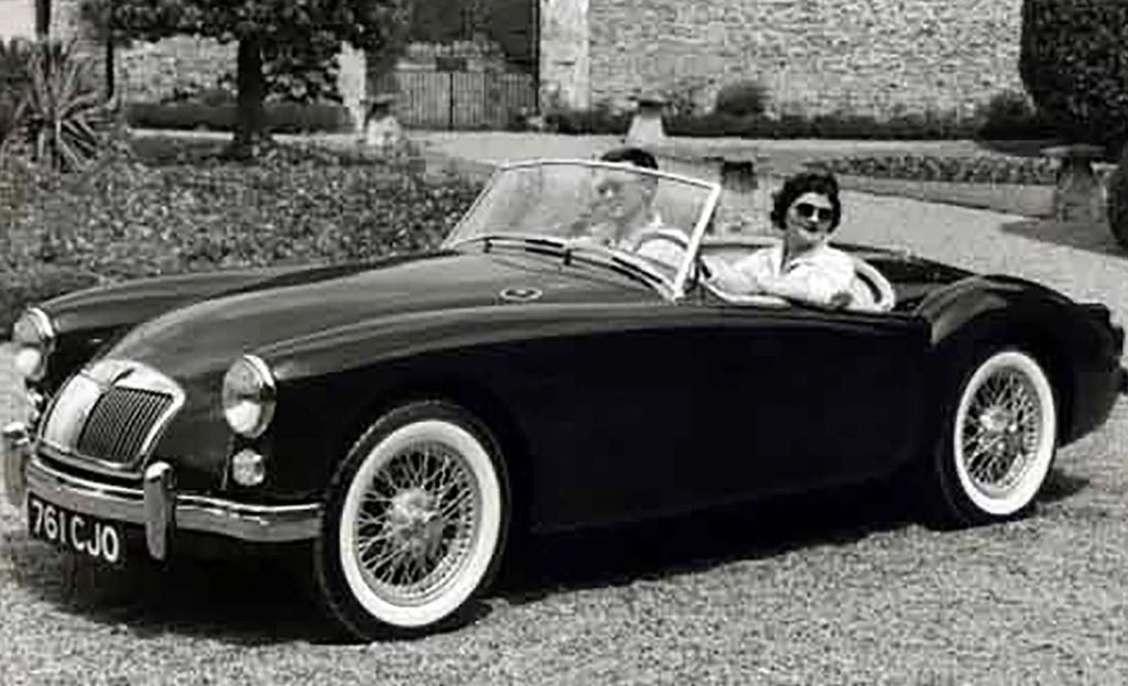 MG A roadster noir et blanc avec conductrice dans les années 1950