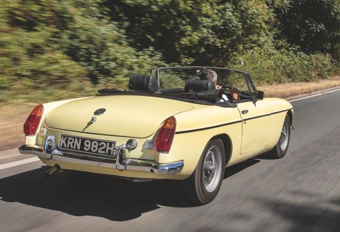 MG B cabriolet jaune sur route de campagne dans les années 1970
