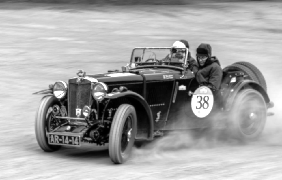 MG TA de compétition ancienne sur route en noir et blanc