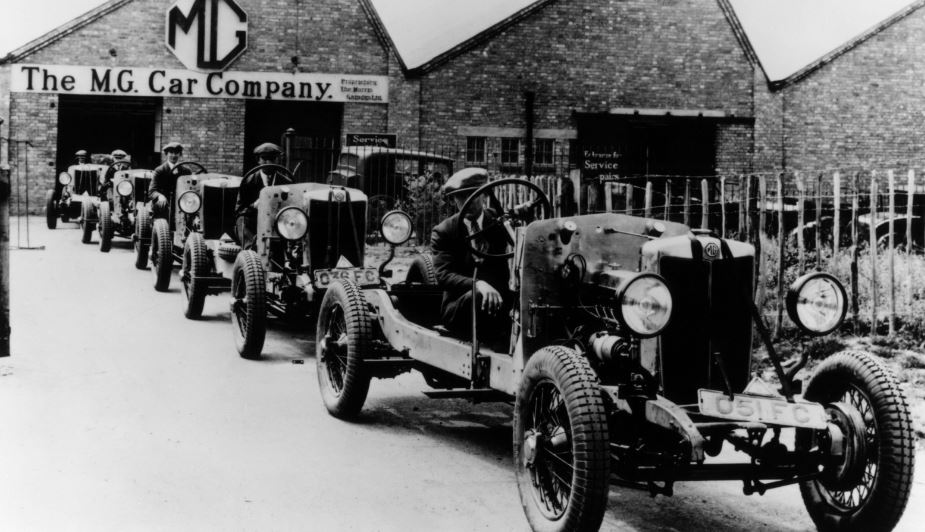 Usine MG dans les années 1930 avec plusieurs roadsters anglais alignés