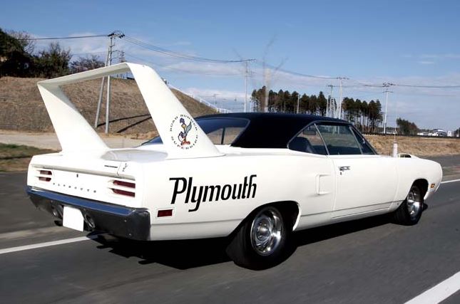 Plymouth Superbird blanche avec aileron géant de NASCAR vue arrière