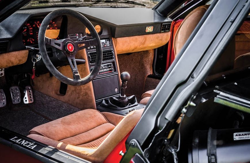 Intérieur Lancia Delta S4 cockpit conducteur version civile
