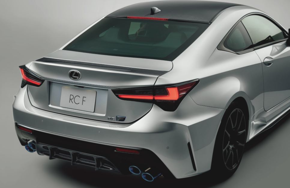 Vue arrière Lexus RC F blanche avec quadruple sortie d’échappement