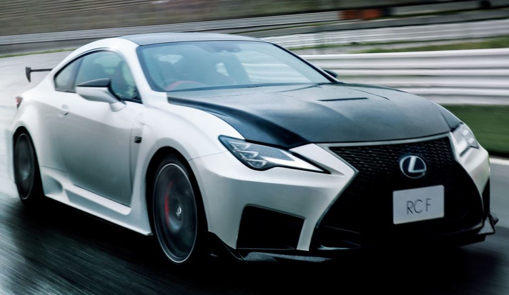 Lexus RC F Track Edition blanche sur circuit vue avant droite