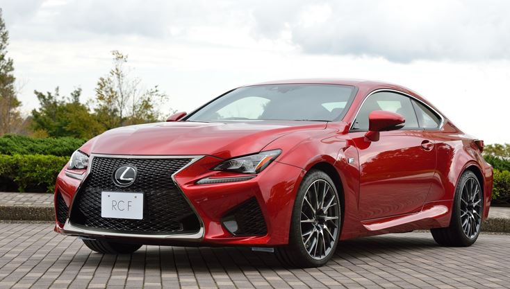 Lexus RC F rouge stationnée vue trois quarts avant