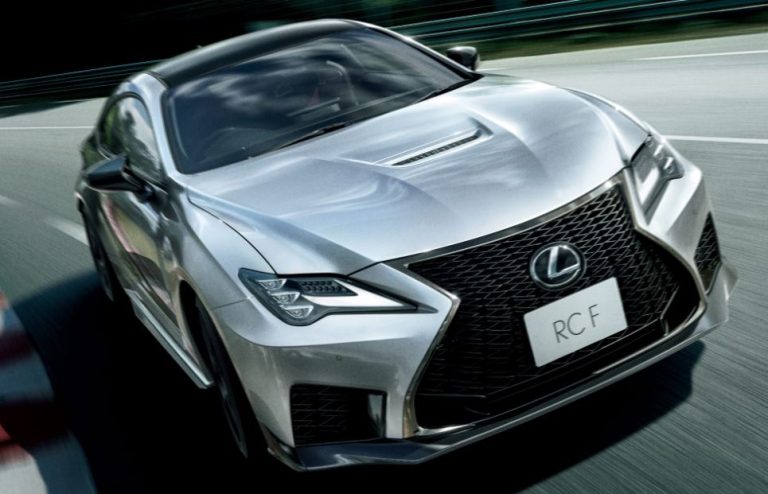 Lexus RC F argentée en mouvement avec moteur V8 atmosphérique 5.0 litres